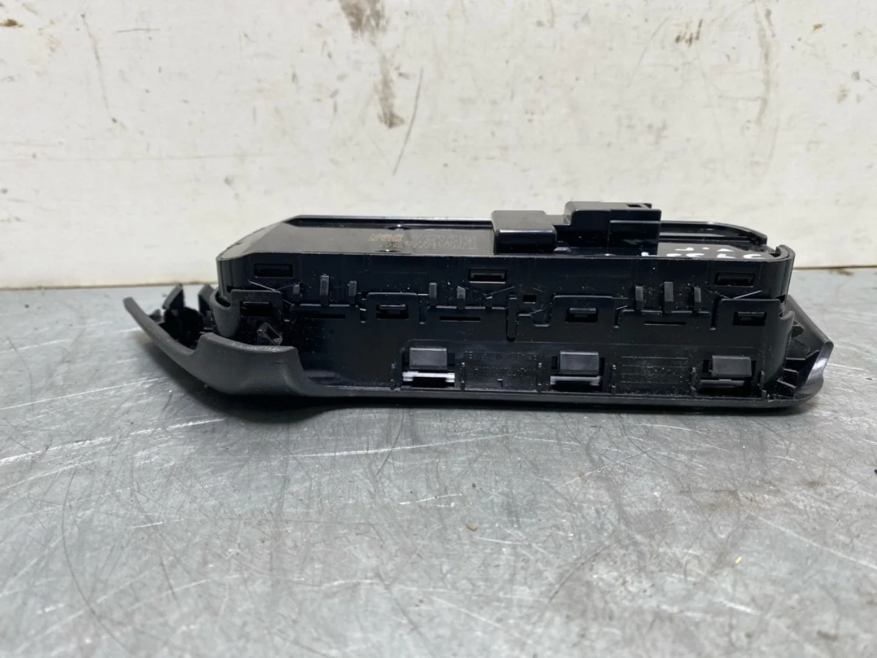 Mercedes EQB X243 2022- Window regulator switch view 3