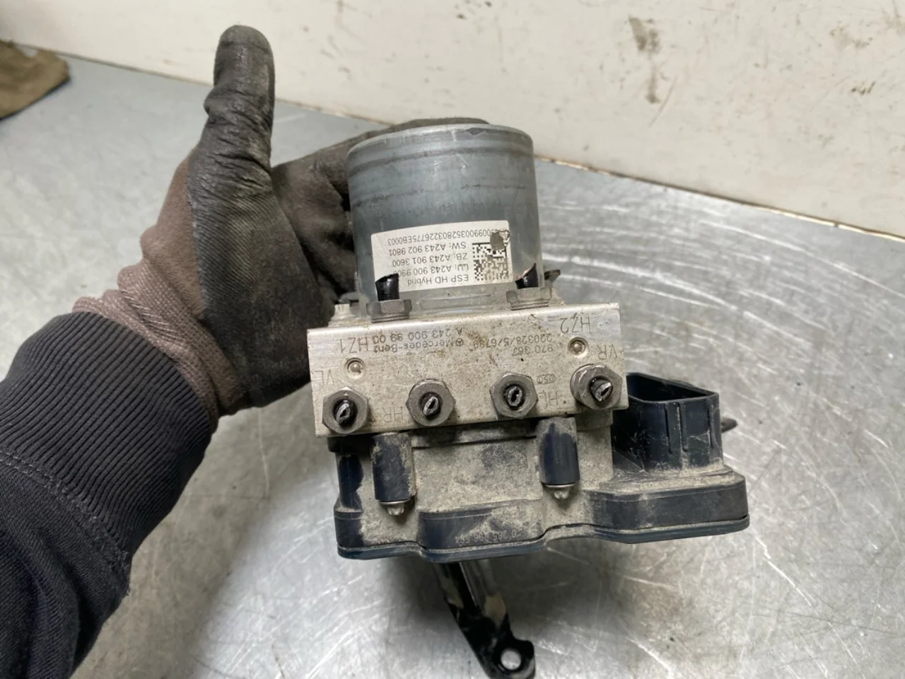Mercedes EQB X243 2022- ABS hydraulic unit view 3