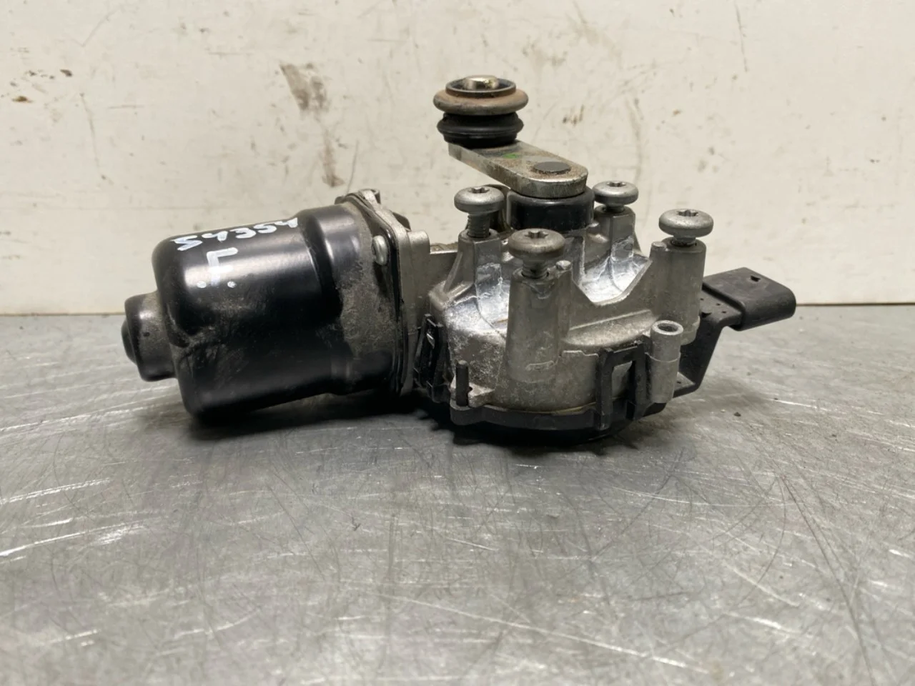 Mercedes EQB X243 2022- Windshield wiper motor view 2