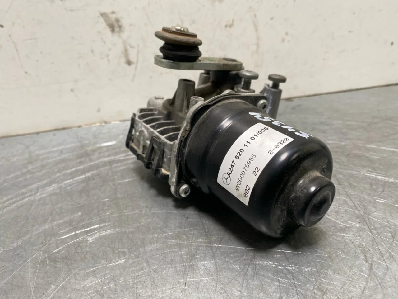 Mercedes EQB X243 2022- Windshield wiper motor view 3