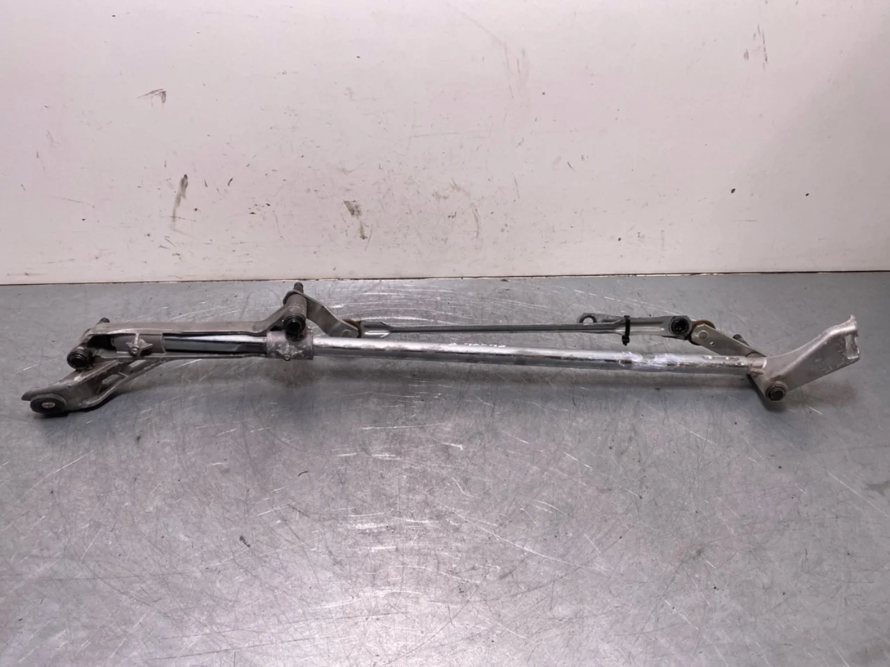 Mercedes EQB X243 2022- Windshield wiper linkage view 3