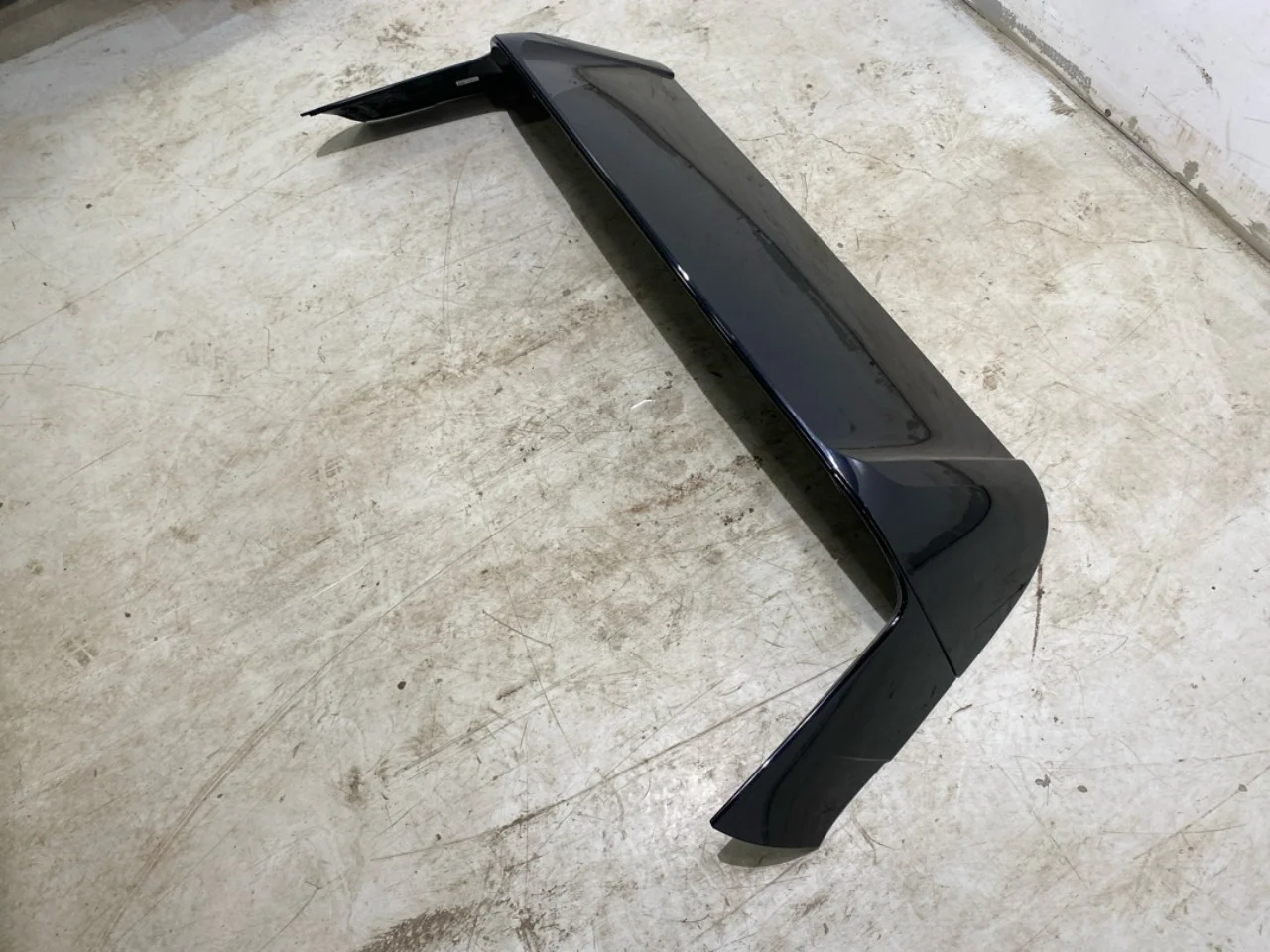 BMW IX 2022- Spoiler, tailgate view 3