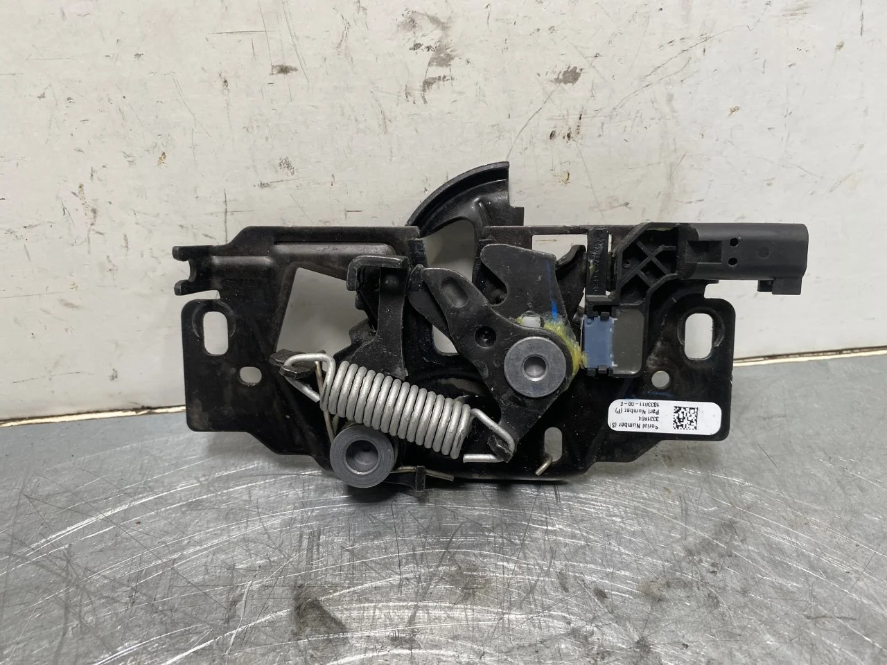 Tesla MODEL 3 2017--> Hood latch