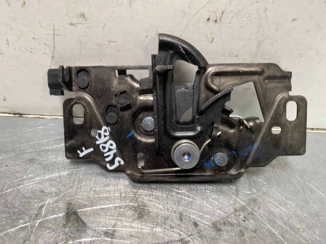 Tesla MODEL 3 2017--> Hood latch view 2