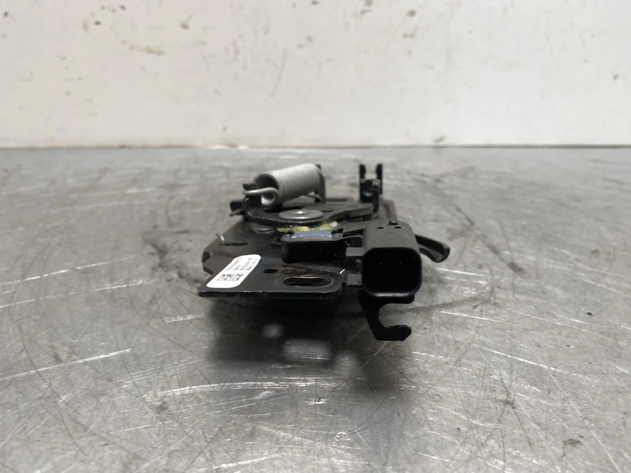 Tesla MODEL 3 2017--> Hood latch view 4