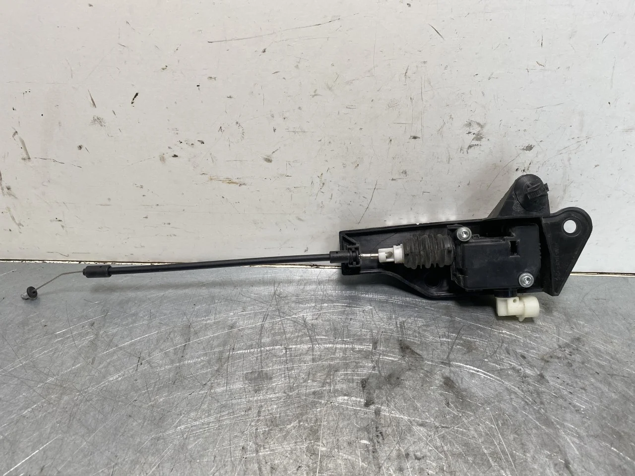 Tesla MODEL 3 2017--> Hood latch