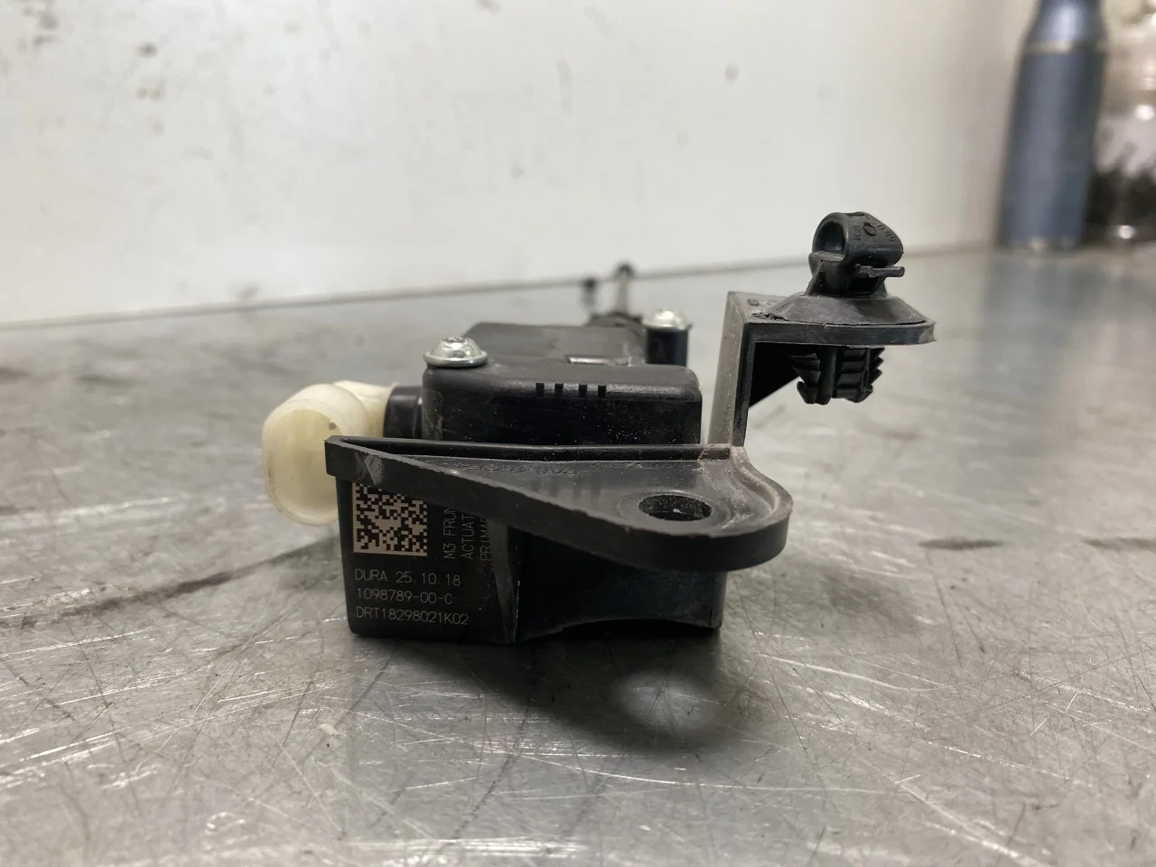 Tesla MODEL 3 2017--> Hood latch view 3