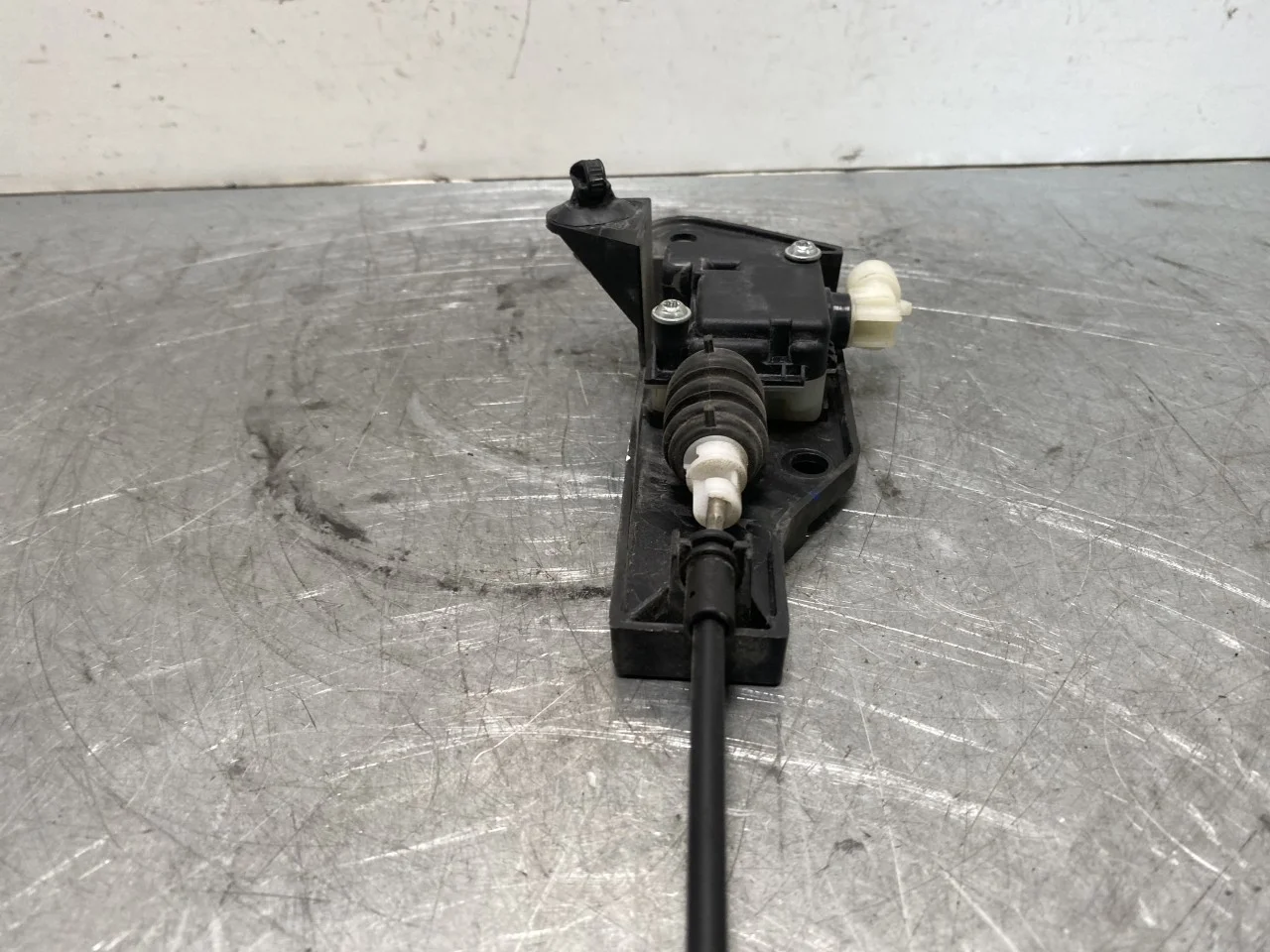 Tesla MODEL 3 2017--> Hood latch view 4