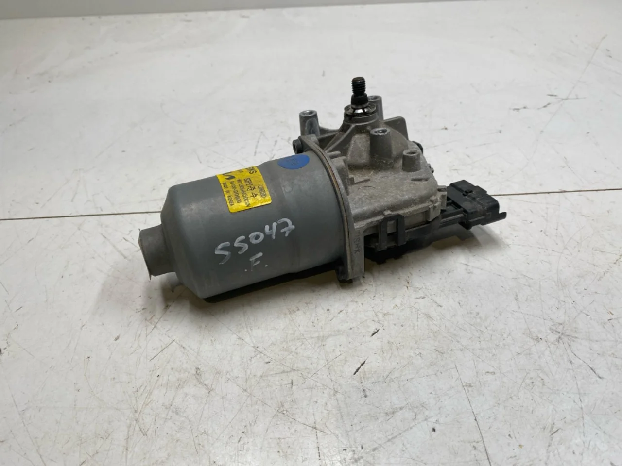 Ablaktörlő motor, szélvédő nézet 2