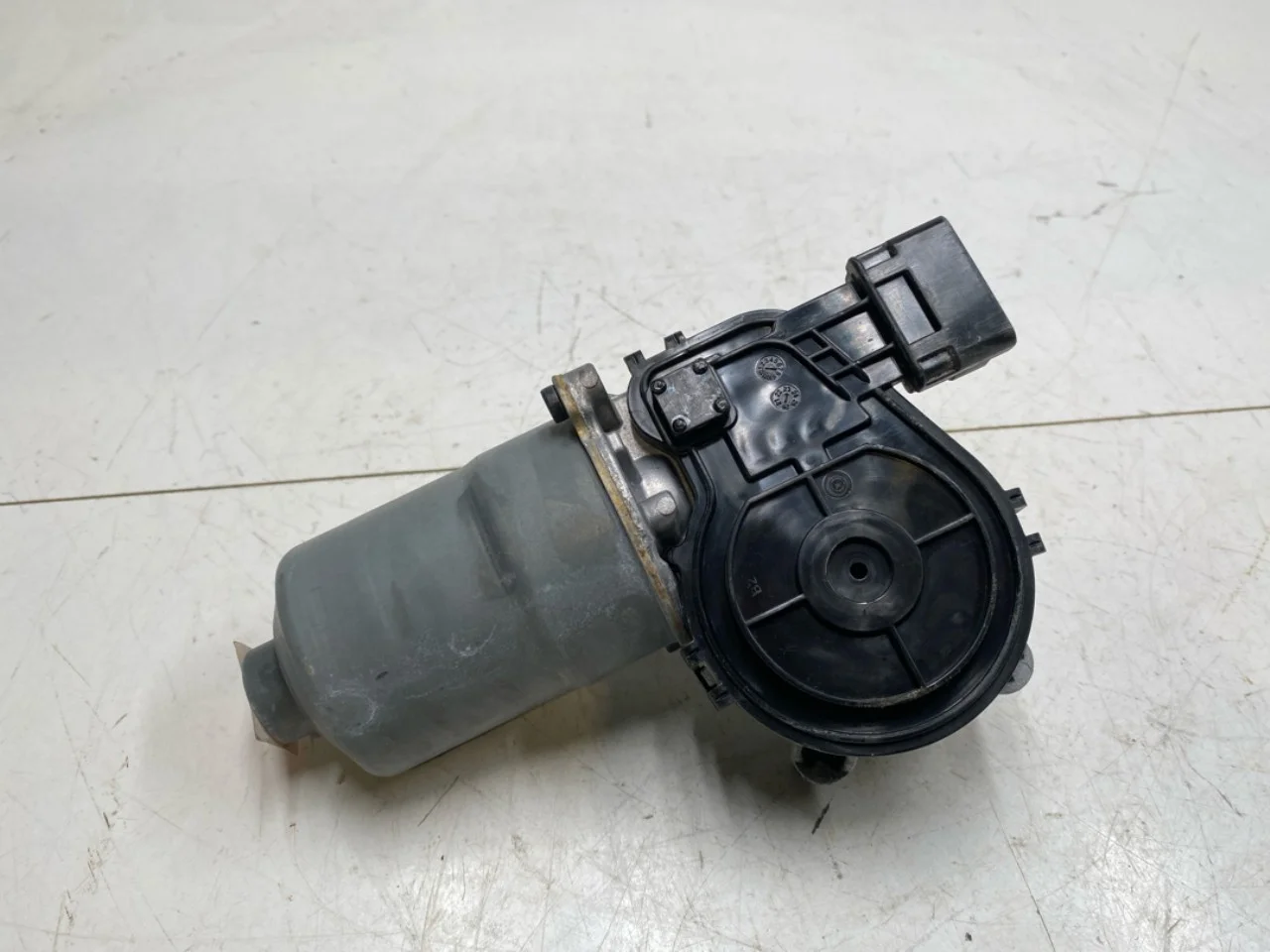 Ablaktörlő motor, szélvédő nézet 3