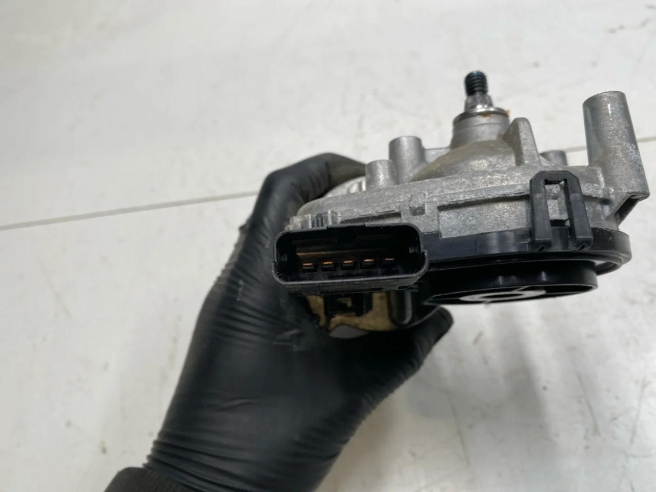 Ablaktörlő motor, szélvédő nézet 4