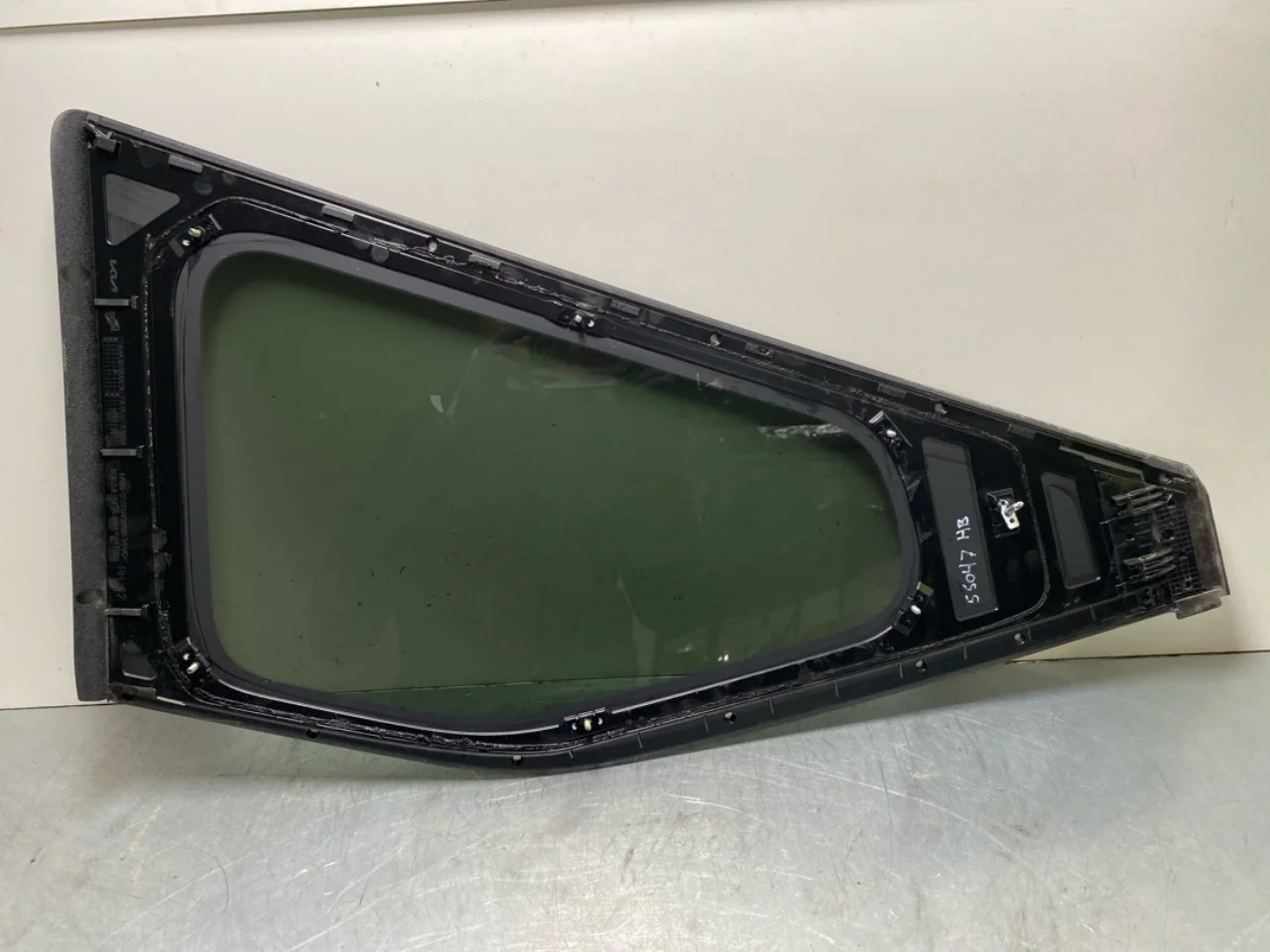 Door glass, 4-door, rear right view 2