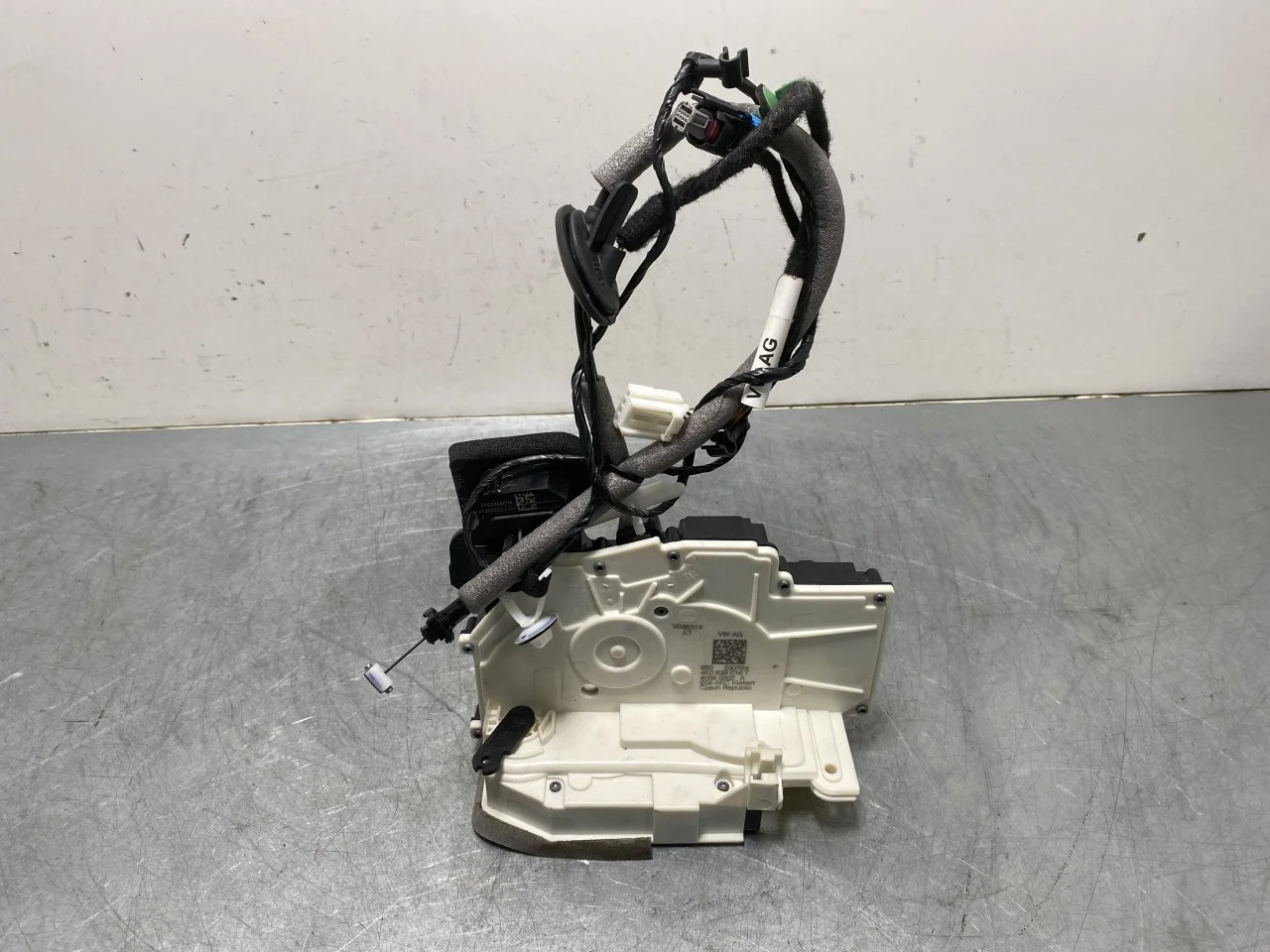 Volkswagen ID.4 2021- Door lock housing view 3