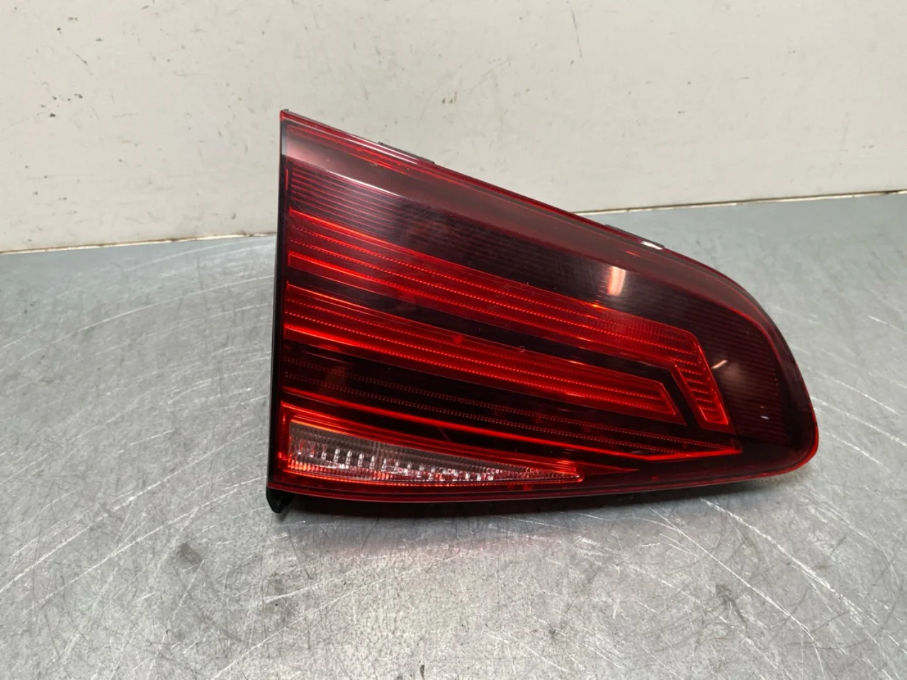 Volkswagen GOLF, E-GOLF VII 2013-20 Lampă spate, stânga, pe hayon (interioară)