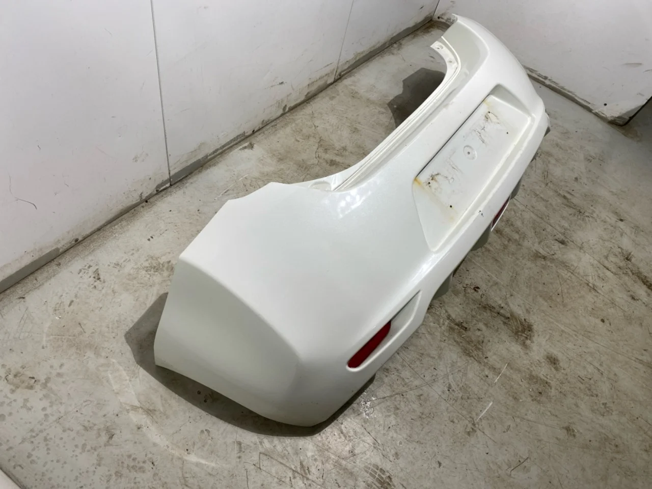 Nissan LEAF 2011-17 Rear bumper view 2