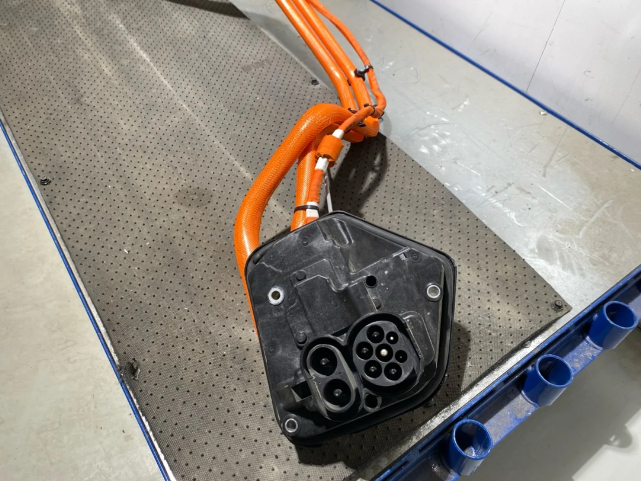 Tesla MODEL 3 2024- Capac port încărcare, electric / hibrid vedere 2