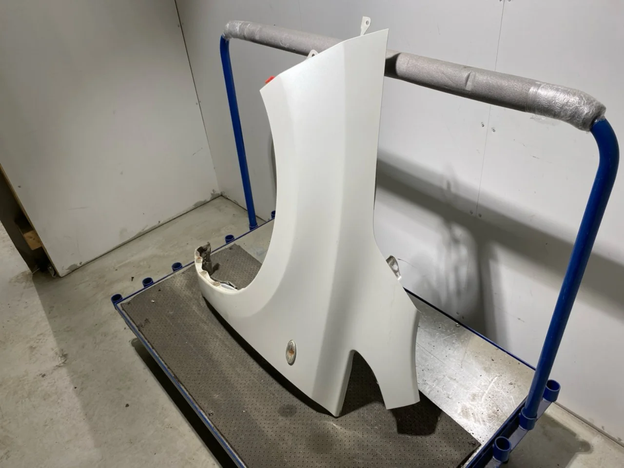 Nissan LEAF 2011-17 Front left fender view 2