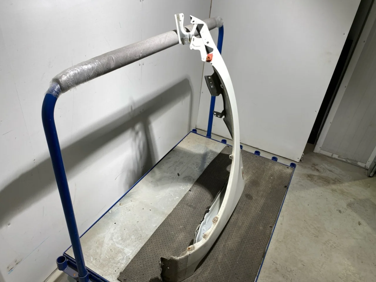 Nissan LEAF 2011-17 Front left fender view 3