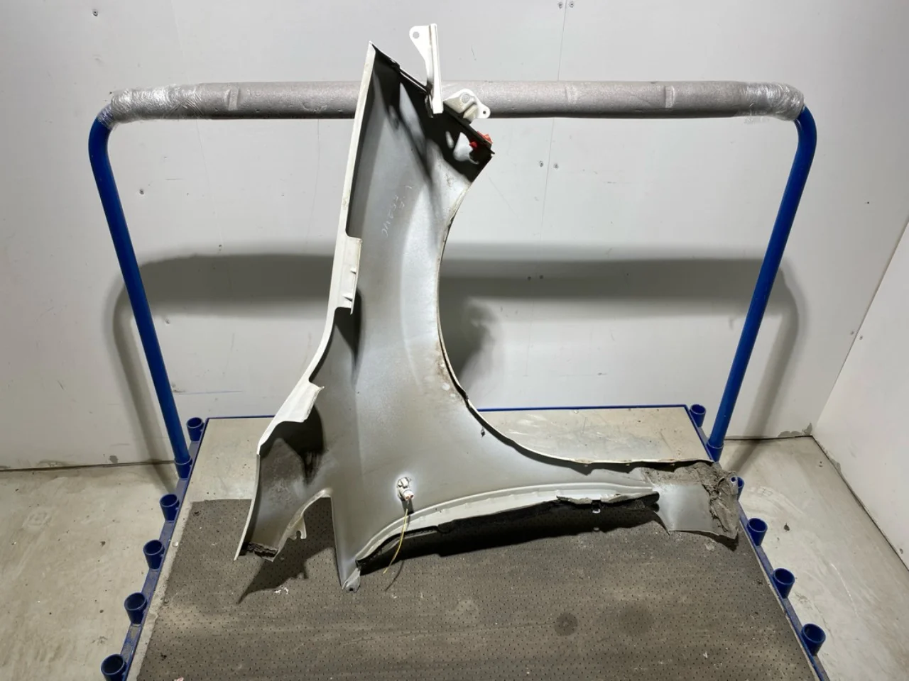 Nissan LEAF 2011-17 Front left fender view 4