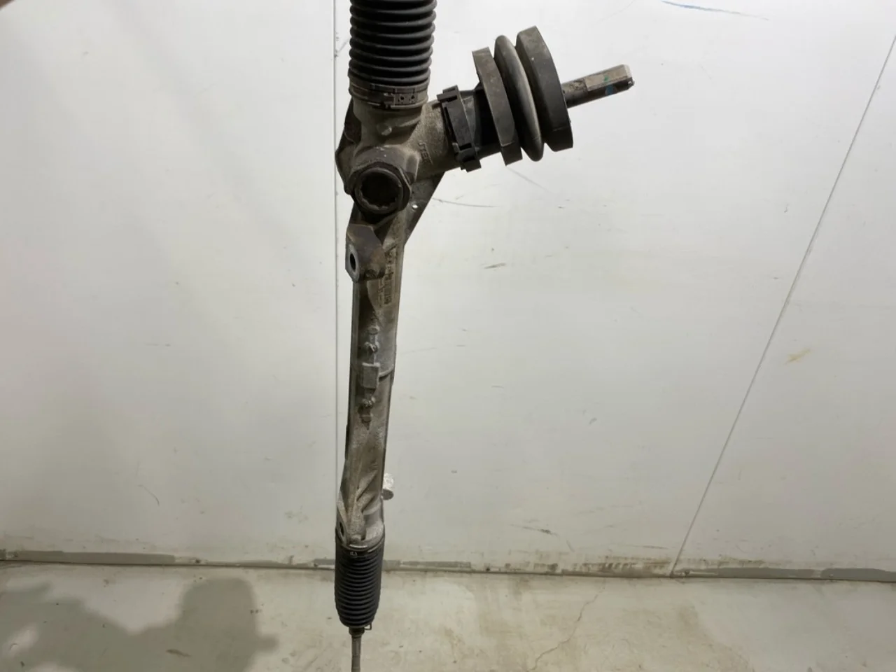 Nissan LEAF 2017-24 Hydraulic power steering rack view 2