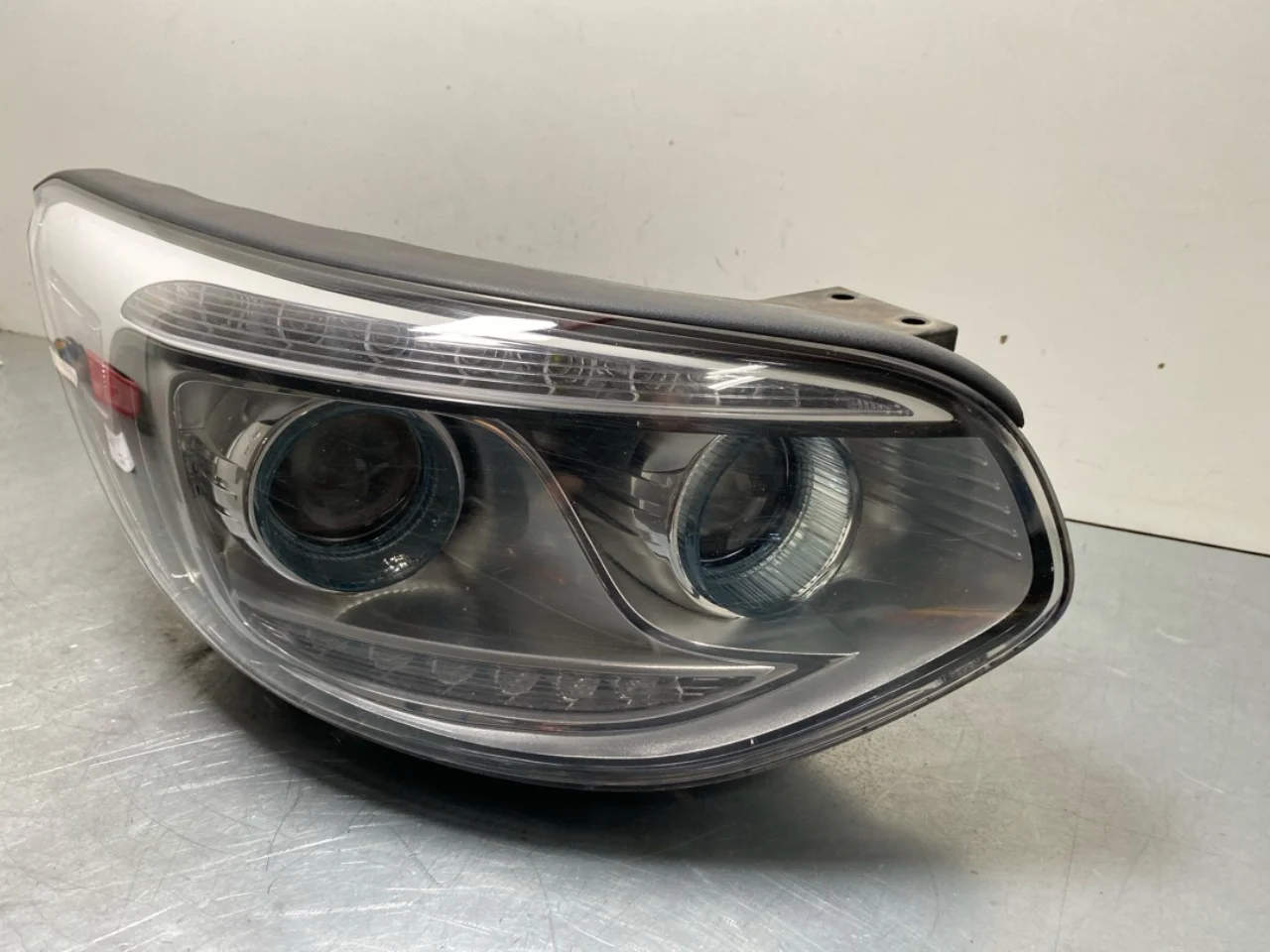 Kia SOUL 2009- Right headlight view 2