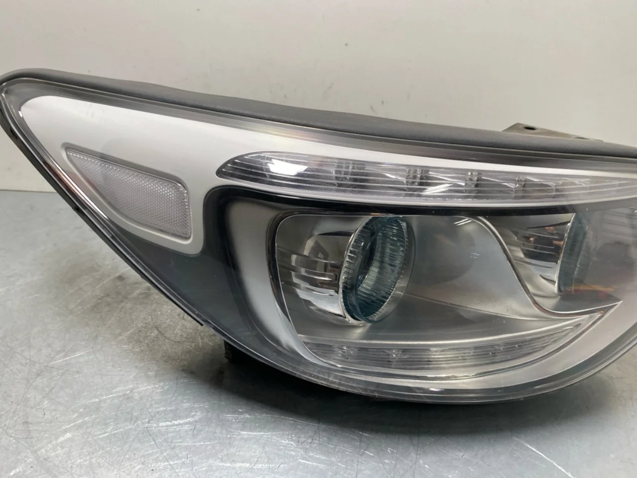 Kia SOUL 2009- Right headlight view 3