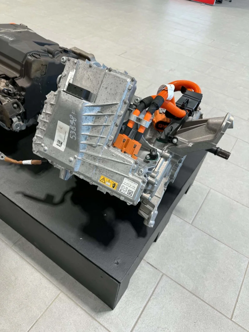 Mercedes EQC 2020- Elektromos motor, első nézet 3