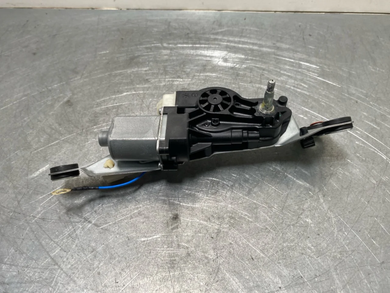 Ablaktörlő motor, csomagtérajtó nézet 3