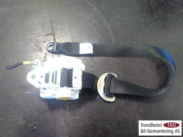 Lexus CT 200H Front right seat belt view 2