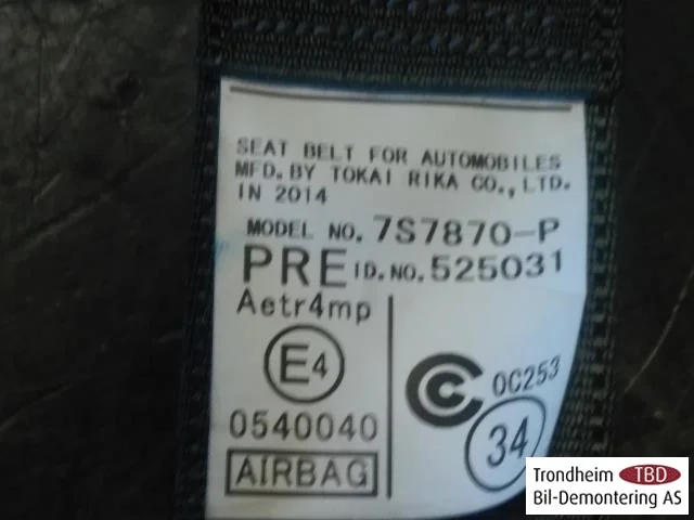 Lexus CT 200H Front right seat belt view 3
