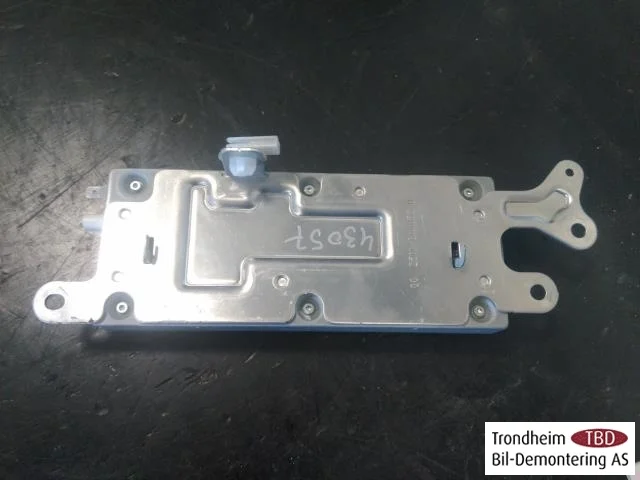 Tesla MODEL 3 2017--> Antenna amplifier view 2