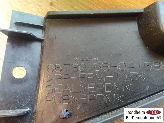 Nissan LEAF 2017-24 Capac port încărcare, electric / hibrid vedere 3
