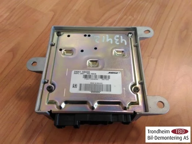 Nissan LEAF 2017-24 Radio / hi-fi amplifier view 2