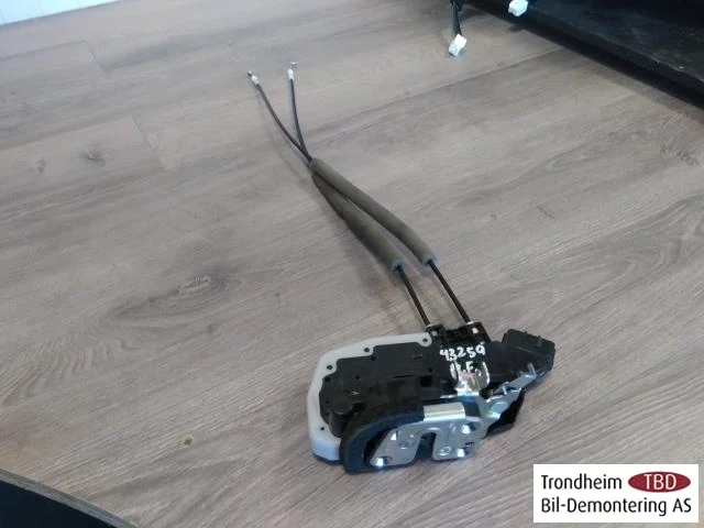 Nissan LEAF 2011-17 Door lock housing view 2
