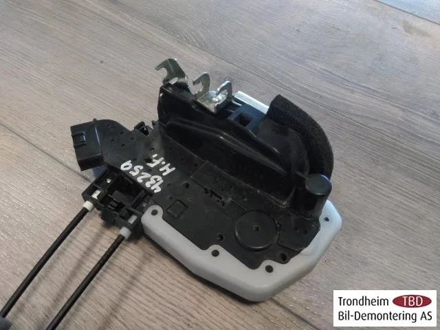 Nissan LEAF 2011-17 Door lock housing view 3