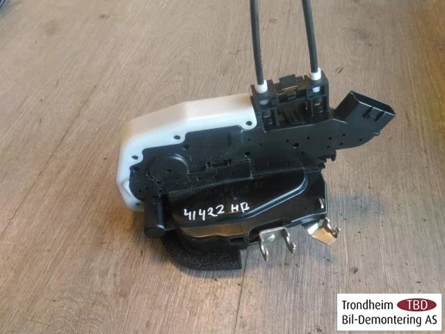 Nissan LEAF 2011-17 Door lock housing view 2