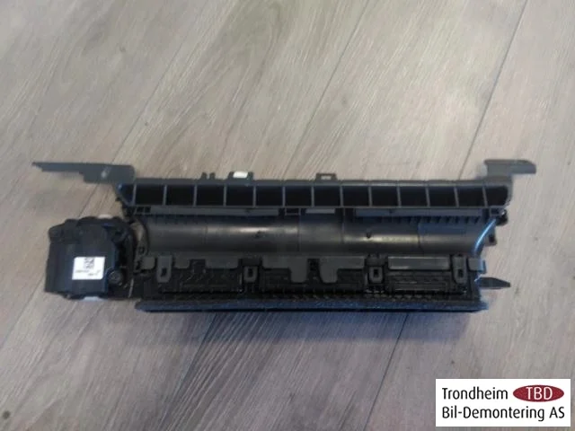 Tesla MODEL 3 2017--> Páramentesítő csatorna / fúvóka nézet 2