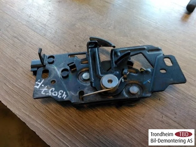 Tesla MODEL 3 2017--> Hood latch
