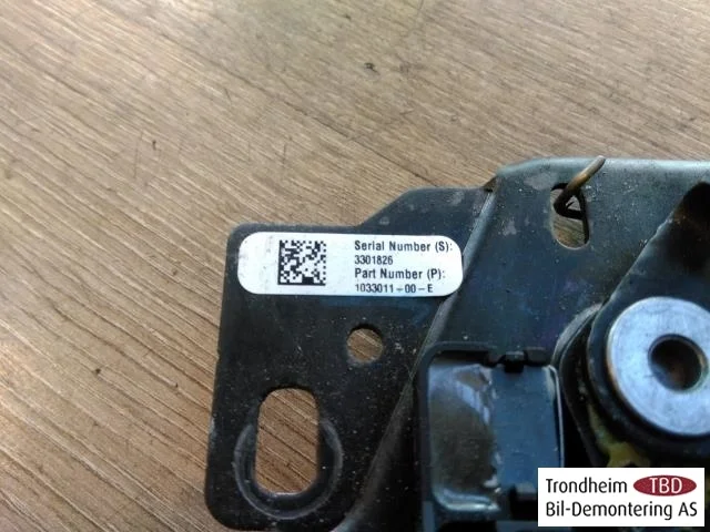 Tesla MODEL 3 2017--> Hood latch view 2