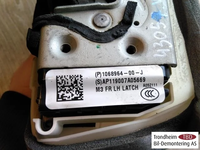 Tesla MODEL 3 2017--> Door lock housing view 4