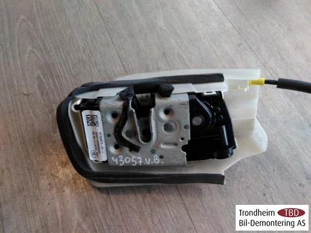 Tesla MODEL 3 2017--> Door lock housing view 2