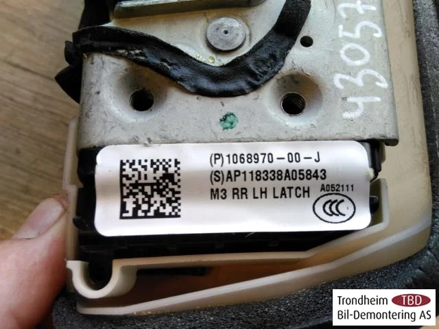 Tesla MODEL 3 2017--> Door lock housing view 3