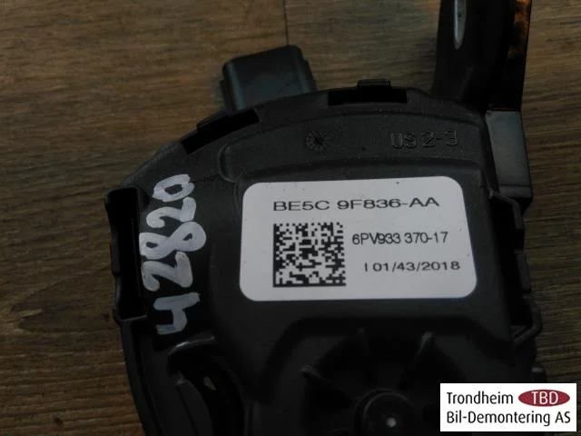 Tesla MODEL S 2013- Accelerator pedal view 2