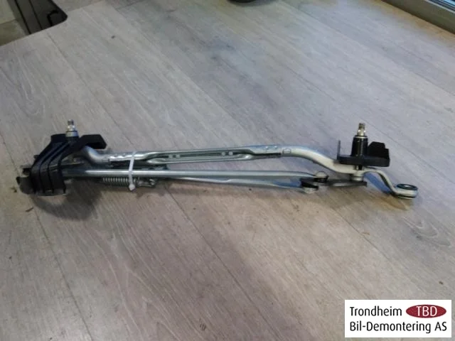 Toyota RAV 4 2019 Windshield wiper linkage view 2