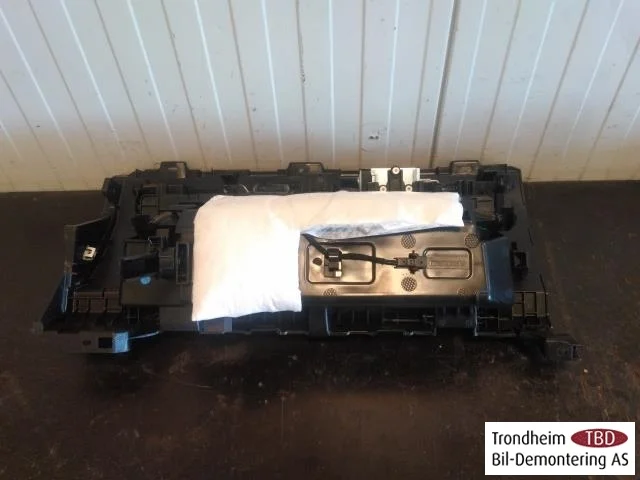 Tesla MODEL 3 2017--> Kesztyűtartó nézet 2