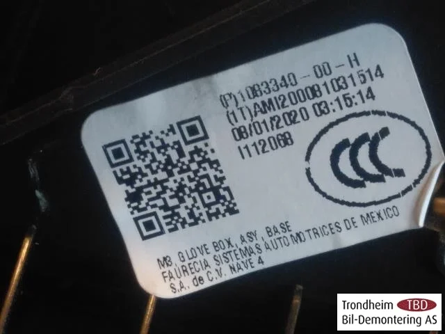 Tesla MODEL 3 2017--> Kesztyűtartó nézet 3