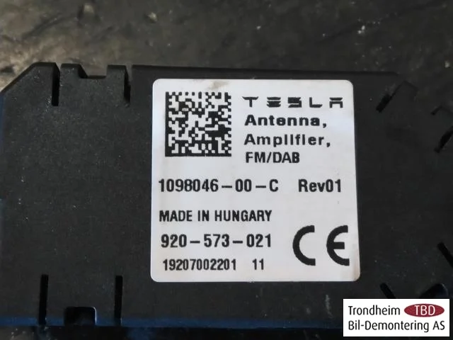 Tesla MODEL 3 2017--> Antennaerősítő nézet 2