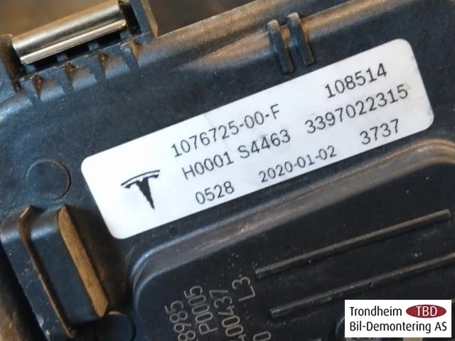 Tesla MODEL 3 2017--> Windshield wiper motor view 3