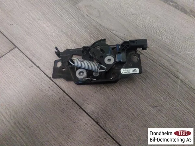 Tesla MODEL 3 2017--> Hood latch