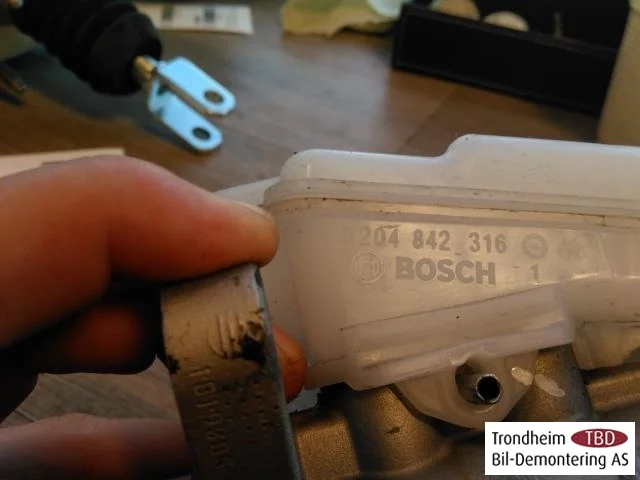 Tesla MODEL 3 2017--> Brake master cylinder view 2